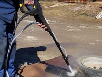 Мойка Керхер с пескоструйной насадкой в работе