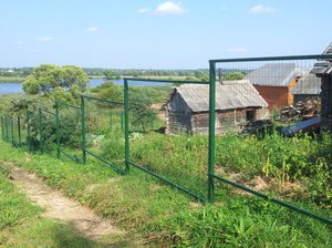 Свойства забора из оцинкованой сварной сетки