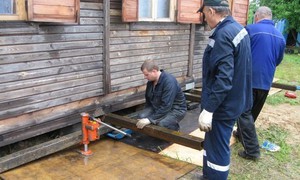 Особенности подъёма дома домкратом своими руками